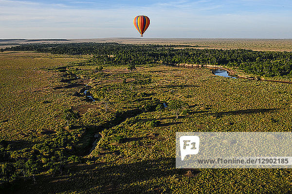 Luftballon schwebt über dem Mara-Fluss  Kenia