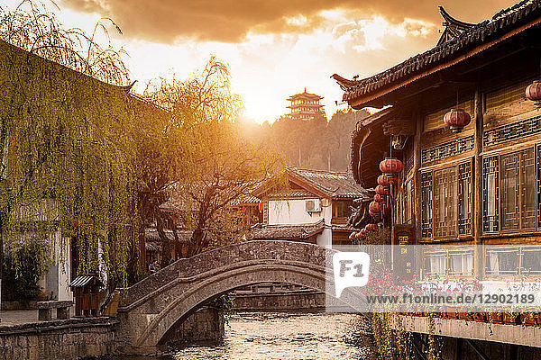 Altstadt von Lijiang bei Sonnenaufgang  Yunnan  China