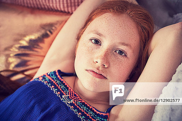 Porträt eines sich entspannenden Teenager-Mädchens