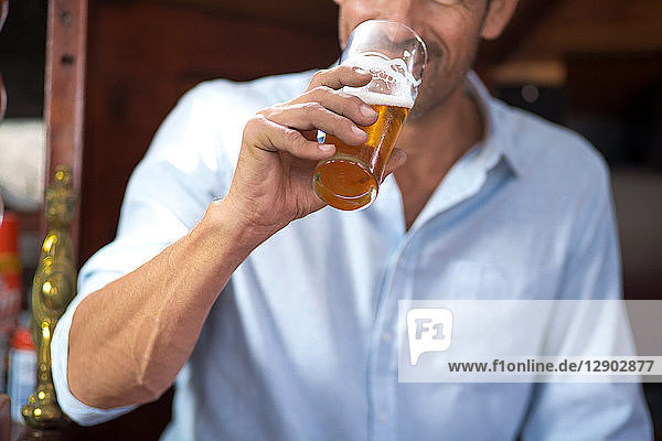 Mann trinkt Bier