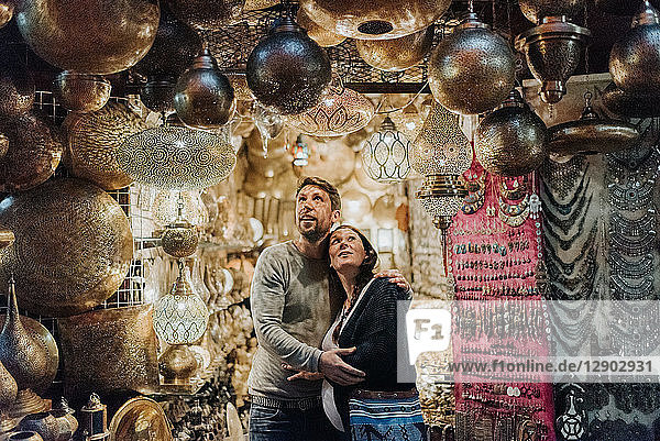 Schwangeres Paar im Souk  Marrakesch  Marokko