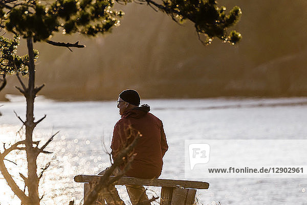 Mann entspannt sich am Seeufer  Johnstone Strait  Telegraph Cove  Kanada