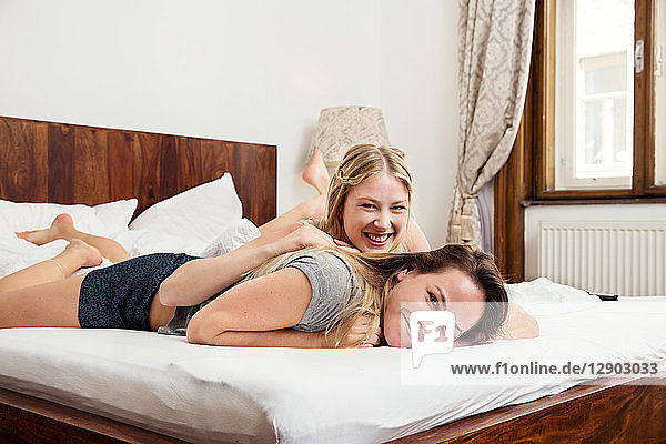 Zwei auf dem Bett liegende Frauen  Porträt