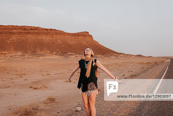 Frau unterwegs in der Wüste  Douba  Marokko