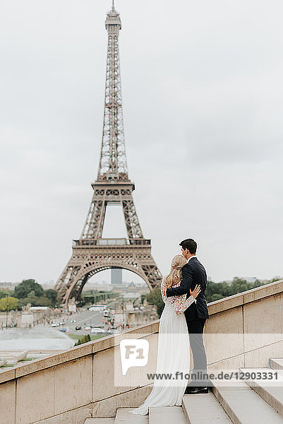Braut und Bräutigam  Eiffelturm im Hintergrund  Paris  Frankreich