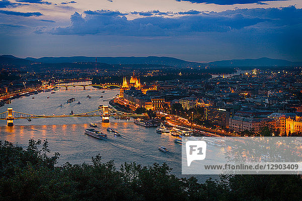 Nachtansicht der Kettenbrücke  Donau  Gellert-Hügel  Budapest  Ungarn