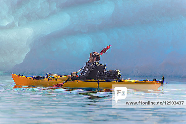Mann im Kajak in Gletschernähe  Narsaq  Vestgronland  Grönland