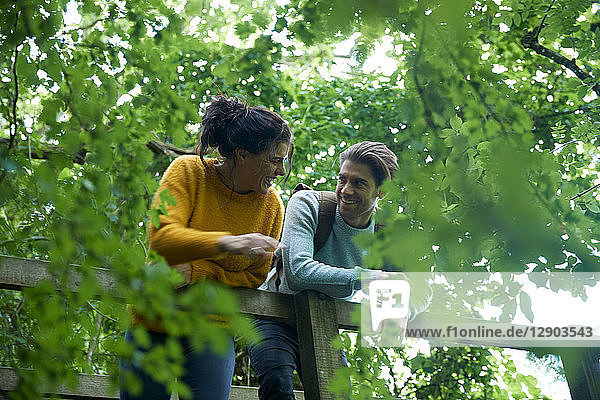 Wandererpaar schaut über eine Holzbrücke