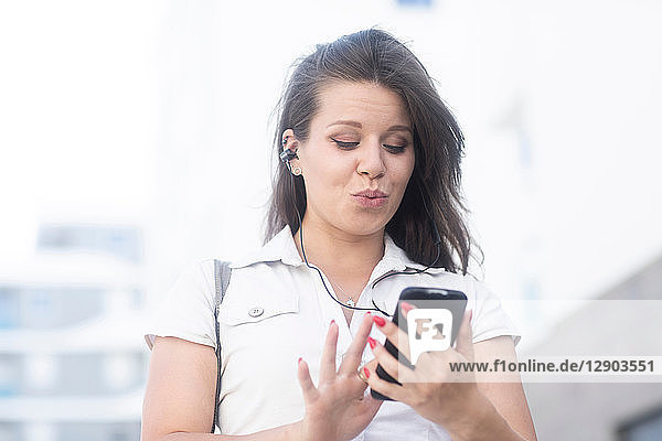 Frau schreibt SMS auf Smartphone