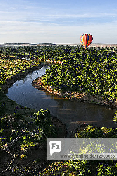 Luftballon schwebt über dem Mara-Fluss  Kenia