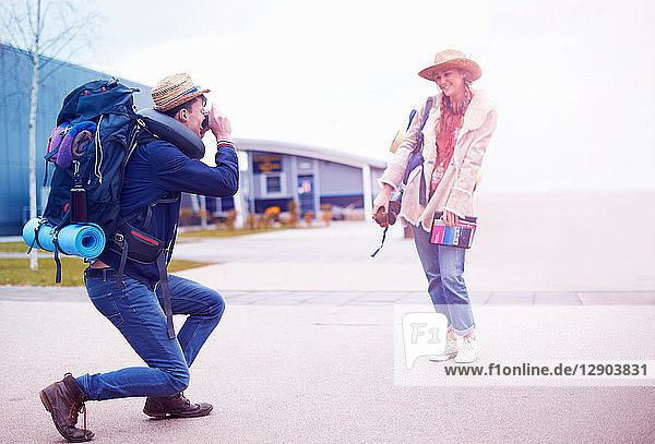 Rucksacktouristenpaar beim Fotografieren am Flughafen