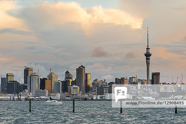 Die Skyline Von Auckland Im Sanften Abendlicht Von Northcote Aus Auckland Neuseeland