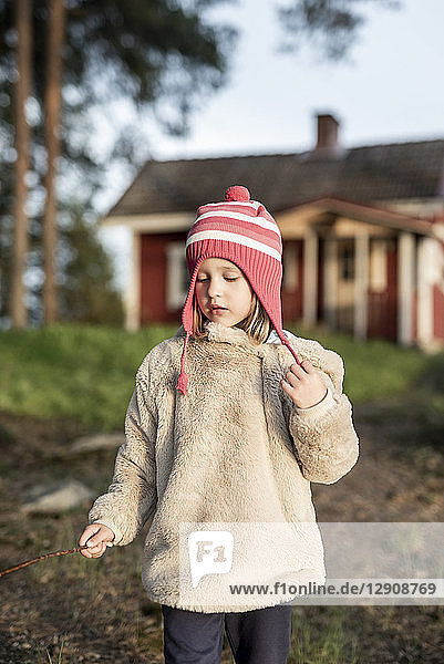 Finland  Kuopio  little girl at a cottage in the countryside
