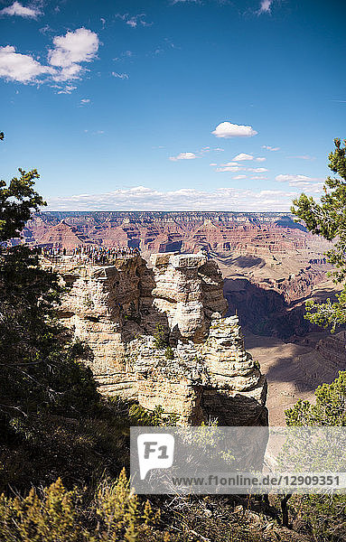 USA  Arizona  Grand Canyon National Park  Grand Canyon  people on viewpoint