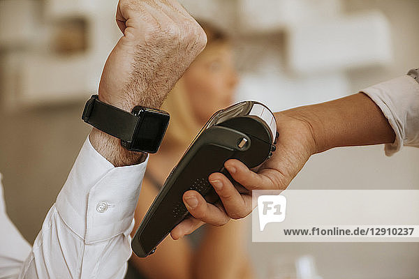 Contactless payment with smartwatch in cafe