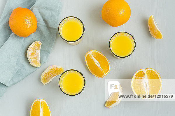 Glasses of freshly squeezed orange juice and orange slices