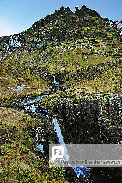 WunderschÃ¶ne Naturkulisse mit Wasserfall und Bergen unterhalb des Oraefajokull-Gletschers  Island