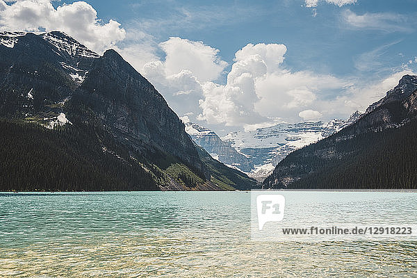 Majestätische Landschaft mit Blick auf den Lake Louise und die Berge der kanadischen Rockies  BanffÂ National Park  Alberta  Kanada