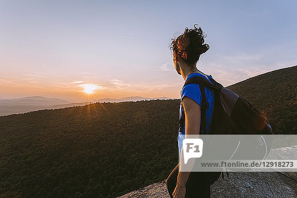Seitenansicht einer Wanderin mit Blick auf den Sonnenuntergang  Pitchoffâ€ Mountain  Adirondack Mountains  New York State  USA