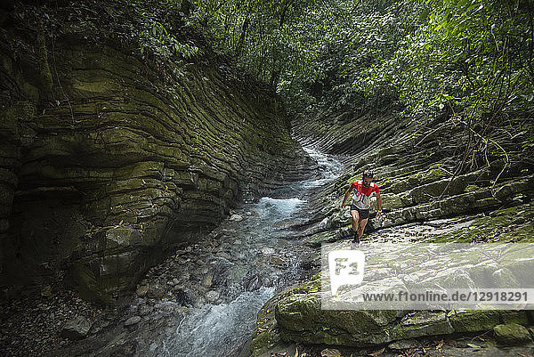 Ein Mann erkundet einen Canyon in der Gegend von Los Limones in Xicotepec de Juarez  Puebla  Mexiko.