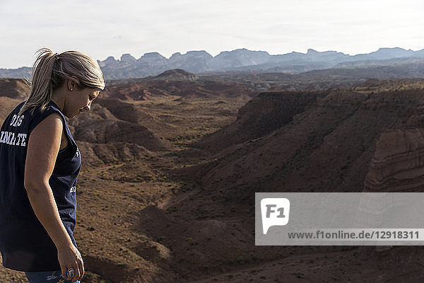 Seitenansicht einer jungen Frau am Rande eines Canyons  Canyonlands National Park  Utah  USA