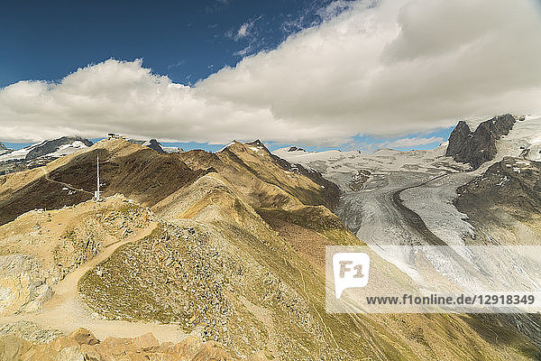 Berglandschaft mit verschneiten Gornegrat-Gipfeln zwischen Wolken  Zermatt  Wallis  Schweiz