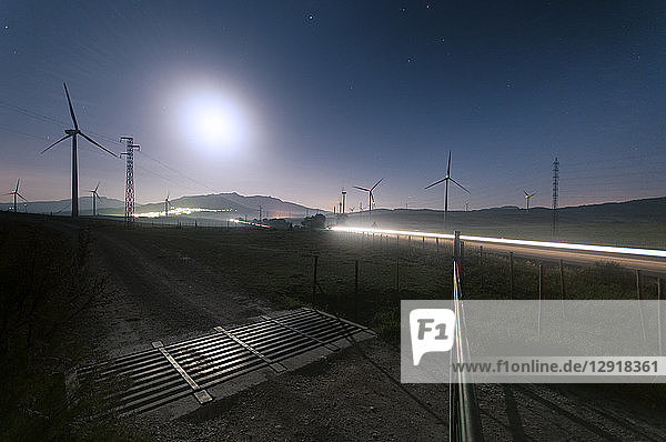 Blick auf Silhouetten von Windkraftanlagen bei Nacht  Tarifa  Andalusien  Spanien