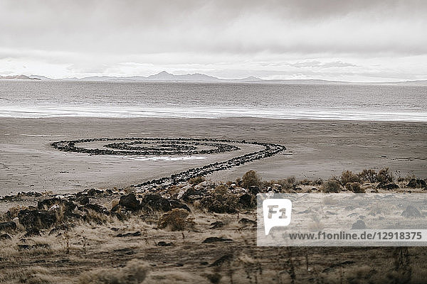 Karge Landschaft und Kunst namens Spiral Jetty  entworfen von Robert Smithson  Spiral Jetty  Utah  USA