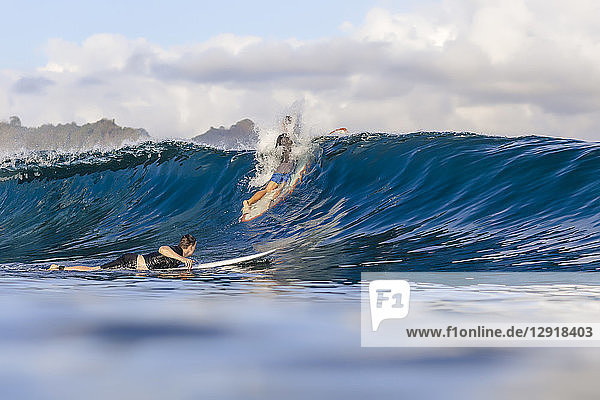 Blick auf zwei Männer  die sich beim Surfen im Meer vergnügen