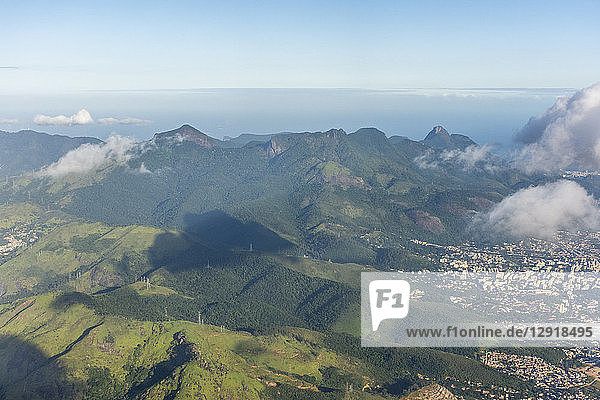 Luftaufnahme von bewaldeten Hügeln des Tijuca Forest National Park mit dem Meer im Hintergrund  Rio de Janeiro  Rio de Janeiro  Brasilien