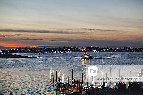 Silhouette einer Fähre bei der Ankunft im Hafen von Peaks Island in der Abenddämmerung  Portland  Maine  USA