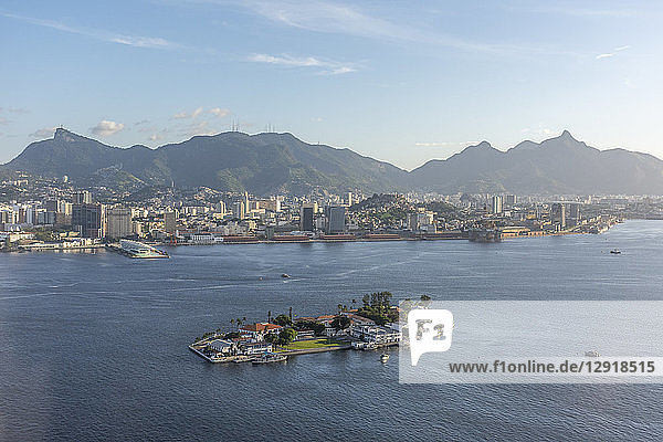 Luftaufnahme der Insel Guanabara Bay mit Küstenstadt und Bergen im Hintergrund  Rio de Janeiro  Rio de Janeiro  Brasilien