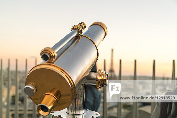 Betrachtung des Teleskops gegen den klaren Himmel bei Sonnenuntergang auf dem Triumphbogen  Paris  Frankreich