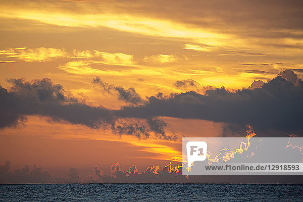 Ruhige Szene mit Sonnenaufgang über dem Meer  Playa del Carmen  Quintana Roo  Mexiko
