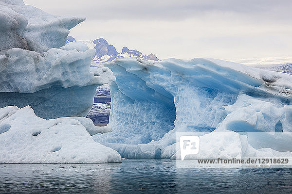 Die Gletscherlagune JokulsarlonÂ im SÃ?dosten Islands ist eines der bekanntesten Reiseziele des Landes. Die Lagune liegt an der Spitze des Breidamerkurjokull-Gletschers und wird mit dem Abschmelzen des Gletschers immer größer. Der See  der tiefste in Island  ist seit den 1970er Jahren um das Vierfache gewachsen. Die Lagune ist fÃ?r ihre arktisch anmutende Landschaft berÃ?hmt und war Schauplatz einer Reihe von Filmen  darunter zwei James-Bond-Filme (A View to a Kill und Die Another Day) und Batman Begins.