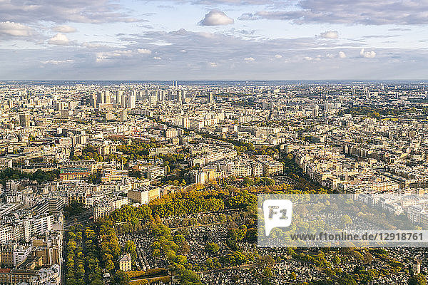 Blick auf Paris vom Montparnasse-Turm mit dem Friedhof von Montparnasse im Vordergrund und dem 13. und 14. Arrondissement im Hintergrund  Frankreich