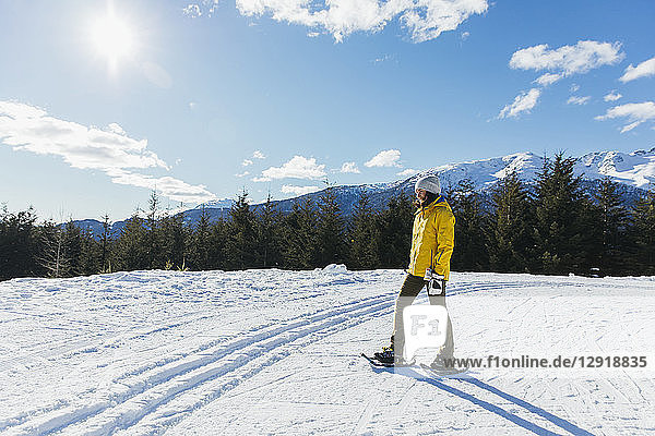 Totale Aufnahme einer Frau beim Schneeschuhwandern in natürlicher Umgebung im Winter  Whistler  British Columbia  Kanada