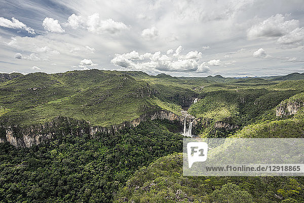 Wunderschöne Naturlandschaft mit Wasserfällen  gesehen vom Gipfel des Mirante da Janela in der Chapada dos Veadeiros  Goias  Brasilien