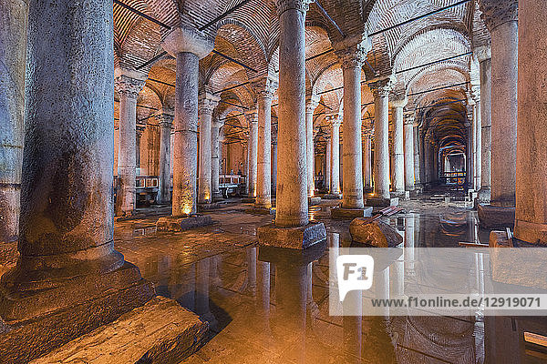 Die Zisterne der Basilika ist eine riesige unterirdische römische Wasserquelle mit 336 Marmorsäulen  auf denen sich Medusa-Köpfe und Verzierungen befinden  die sich über 9 800 Quadratmeter erstrecken  Istanbul  Türkei