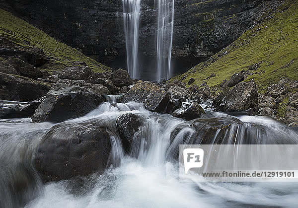 Detail des Wasserfalls von Fossa mit über Felsen fließendem Wasser  Färöer Inseln