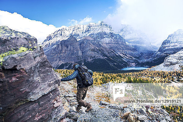 Männlicher Rucksacktourist beim Wandern im Yoho-Nationalpark mit malerischer Landschaft im Hintergrund  Field  British Columbia  Kanada