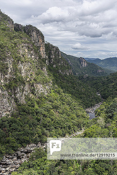 Wunderschöne Naturlandschaft mit Fluss und Cerrado-Vegetation vom Gipfel des Mirante da Janela in der Chapada dos Veadeiros  Goias  Brasilien  aus gesehen