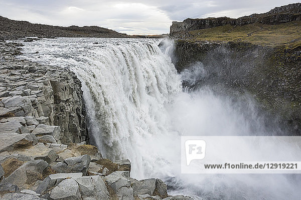 Der Dettifoss  der mächtigste Wasserfall Europas  tobt in Nordisland.
