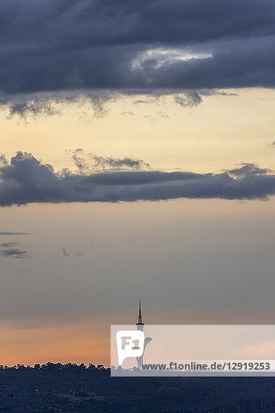 Blick auf den digitalen Fernsehturm von Brasilia unter stimmungsvollem Himmel bei Sonnenuntergang  Brasilia  Brasilien