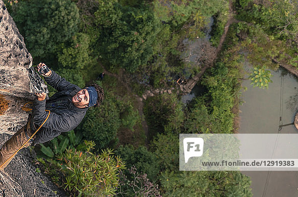Blick von oben auf einen Mann beim Klettern  Yangshuo  Provinz Guangxi  China