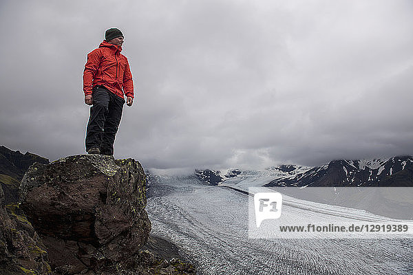 Winterlandschaft mit Wanderer  der den Blick auf den Vatnajokull-Gletscher in Skaftafell genießt  Skaftafell  Island