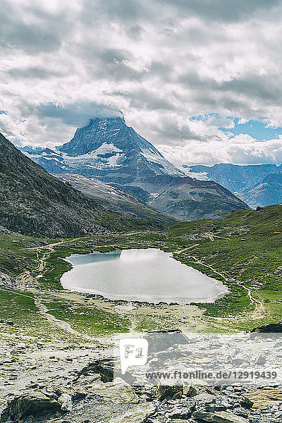 Berglandschaft mit Roterboden  Gornegrat-Gipfel und Matterhorn-Gipfel zwischen Wolken  Zermatt  Wallis  Schweiz