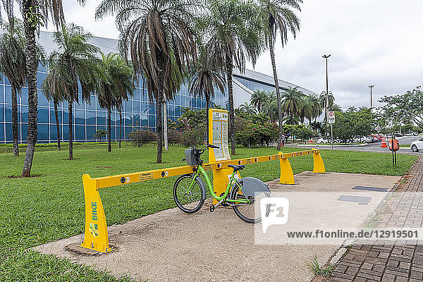 Öffentliche Fahrräder für den Transport auf einer Fahrradstation im Zentrum von Brasilia  Bundesdistrikt  Hauptstadt von Brasilien