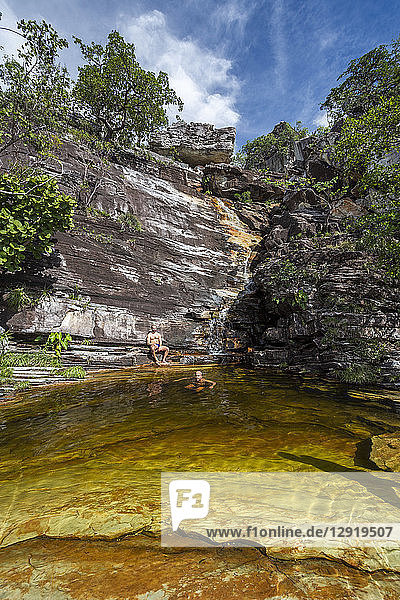 Zwei Männer beim Baden in der Nähe des Wasserfalls Cachoeira do Abismo Abyss  Chapada dos Vedaeiros  Goias  Brasilien