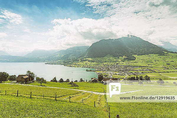 Landschaft mit dem Dorf Ennetburgen und dem Vierwaldstättersee  Schweiz